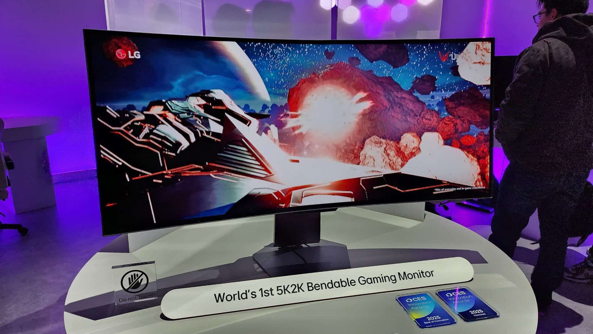 LG CES 2025 - Bendable 5K monitor -01 | The Outerhaven LG CES 2025 - Bendable 5K monitor -01